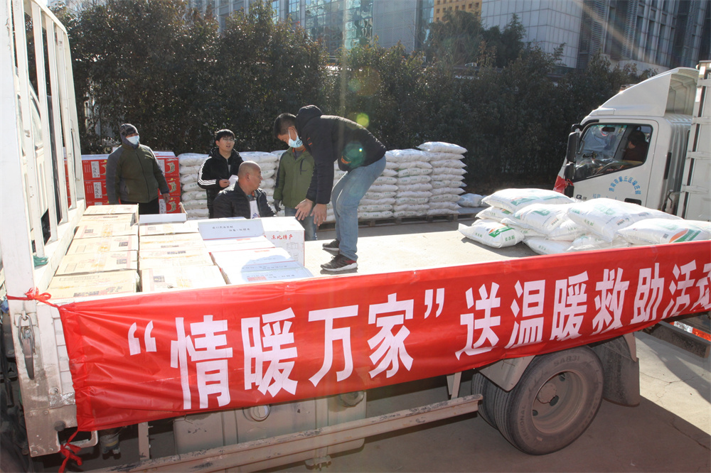 5发放爱心物资现场2.JPG