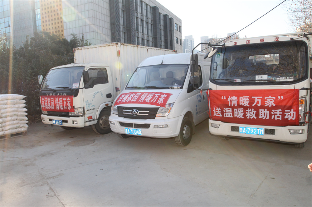 4发放爱心物资现场1..JPG